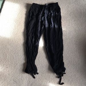 Women’s SZ M black LuLu’s pants.